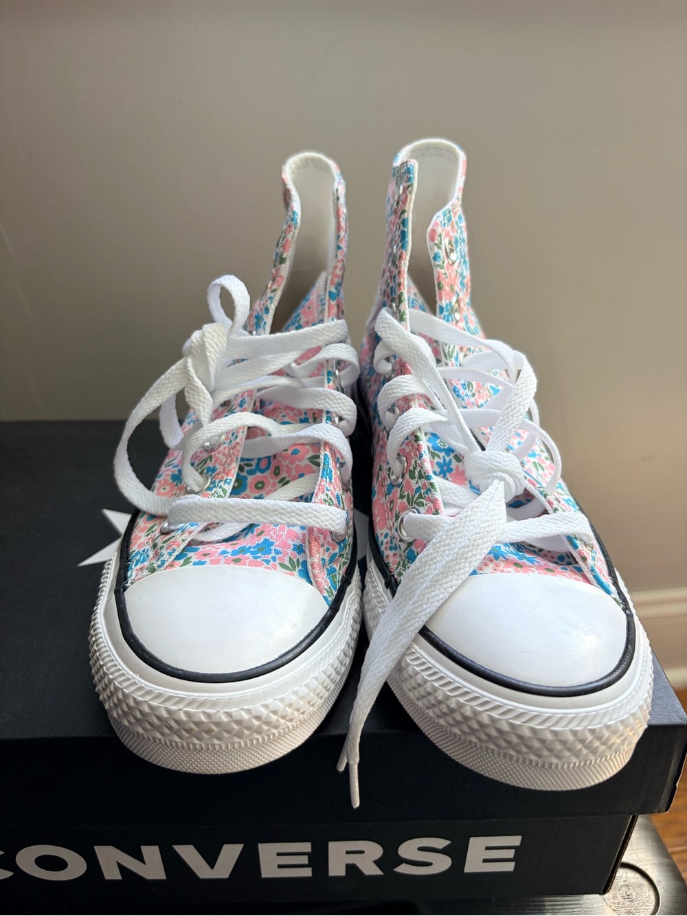 Converse High Top Floral print Sneakers - Picture 6 of 8